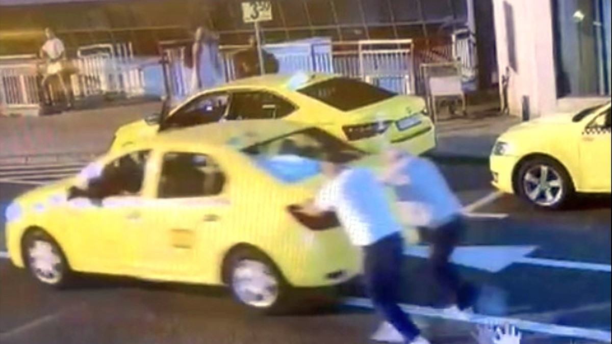 A fost nevoie de doi oameni care să împingă taxiul ca să pornească