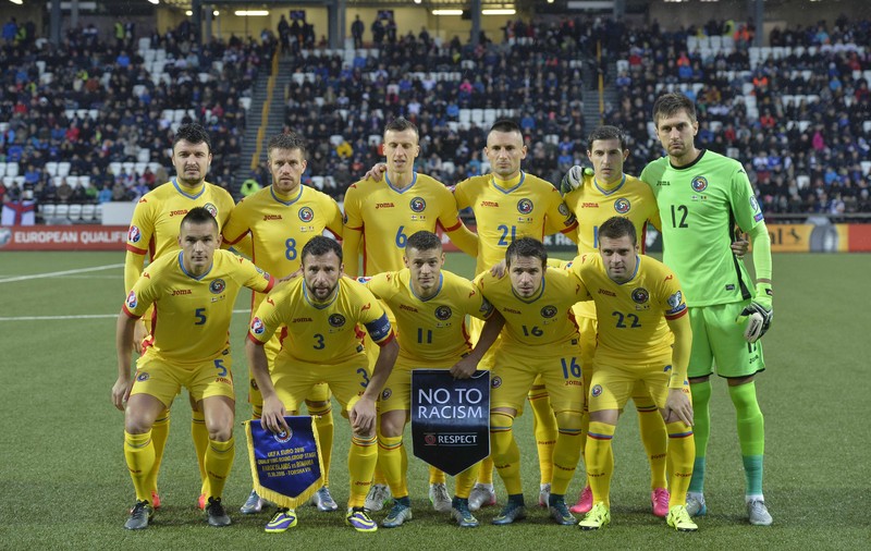 Tricolorii încep negocierile pentru primele de Euro 2016. UEFA oferă 1.000.000 de euro pentru victoria în grupă și jumătate pentru remiză. ^”Sferturile” aduc 2.000.000 de euro. Câștigătoarea poate încasa 23.500.000 de euro