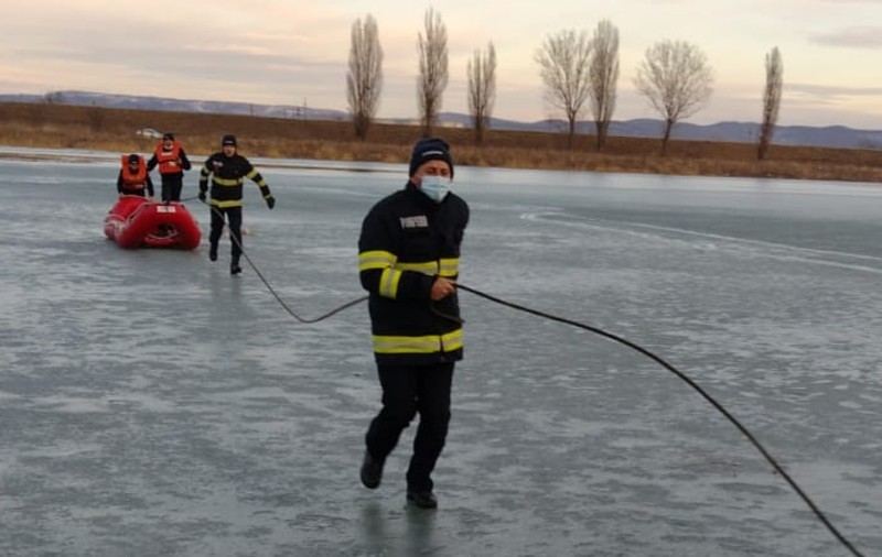 Operațiune dramatică de salvare, în Bacău. Copil de 10 ani, căzut în apa râului Bistrița, resuscitat și transportat la spital