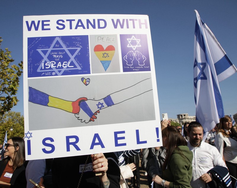 Miting la București, sute de persoane s-au solidarizat cu victimele atacului Hamas. „Israelienii nu au intrat în casele nimănui și nu au luat ostatici copii”