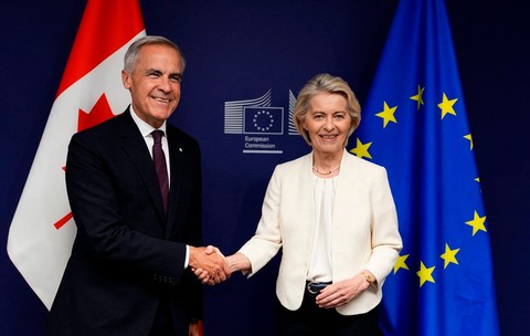 Strasbourg, Parlamentul European. Mark Carney (stânga) dă mâna cu Ursula von der Leyen Sursa foto: Profimedia