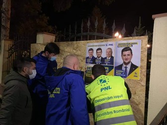 La Iași, liberalii s-au înghesuit să lipească afișe electorale