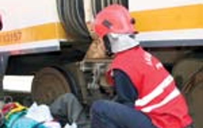 Scos de pompieri de sub rotile tramvaiului