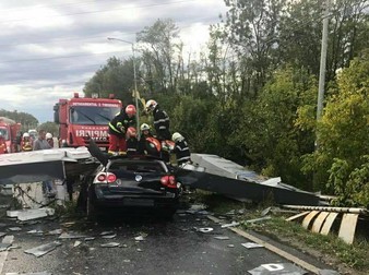Poarta dărâmată de vânt a zdrobit mașina în care se afla Vlad