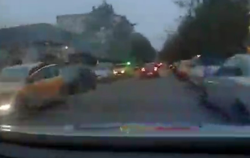 VIDEO | Urmărire ca-n filme pe străzile din Bacău: un șofer beat a fugit de polițiști și a provocat un accident grav