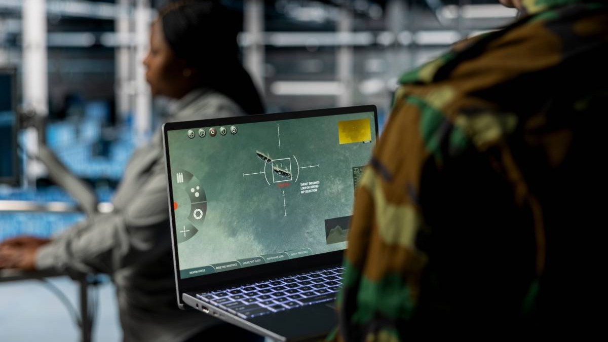 Detaliu cu ofițerul militar din centrul de date privind interfața antirachetă afișată pe ecranul unui laptop. Soldat în hubul de server al armatei verifică coordonatele țintei și suprapunerea peste țintă pe notebook