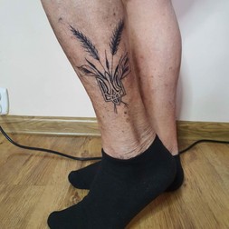 Tatuajul Nadiei: stema Ucrainei și spice de grâu.