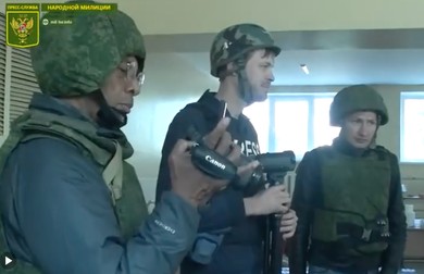 John Parker (stânga) filmează un interviu în regiunea Lugansk | Foto: captură video