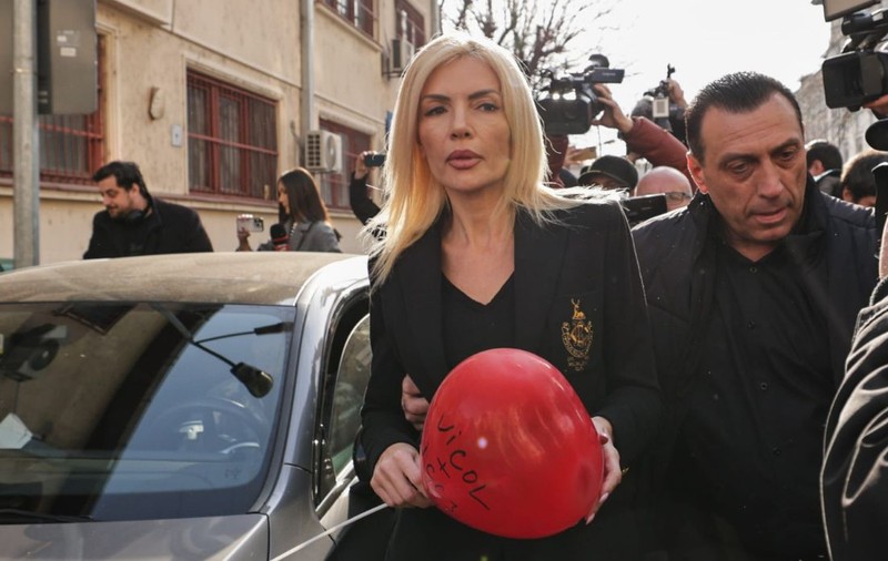 Laura Vicol pleacă din arestul central cu un cadou inedit de Sfântul Valentin: „Vicol + ICCJ = ♡”