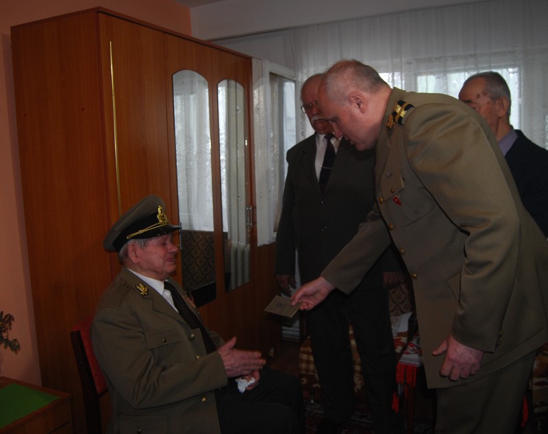A luptat în cel de-al Doilea Război Mondial și a fost prizonier în lagărele rusești! Avansat la gradul de sublocotenent la 94 de ani! GALERIE FOTO