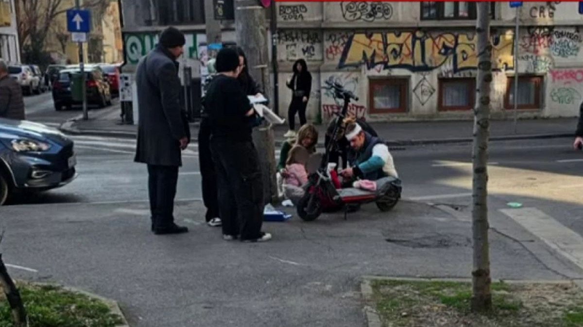 Imaginile surprinse de martori îl înfățișează pe fostul ministru Ilan Laufer bandajat la cap, alături de gemenii de 5 ani, însă, din ceea ce spun oficialii Brigăzii Rutiere a Poliției Capitalei, lucrurile nu sunt grave deloc. Ministrul și cei doi gemeni erau pe o trotinetă și au fost acroșați de o șoferiță, în București, 17 martie 2026