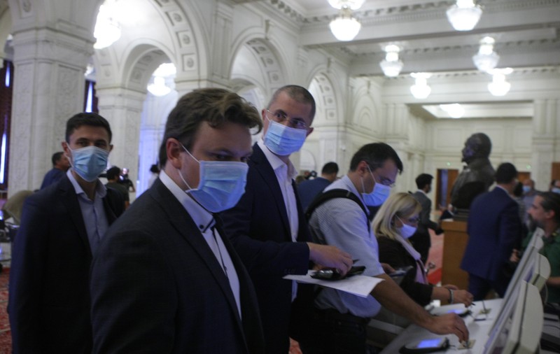 USR atacă la CCR sancțiunile impuse aleșilor care încalcă normele de conduită: PSD vrea să ne pună pumnul în gură!