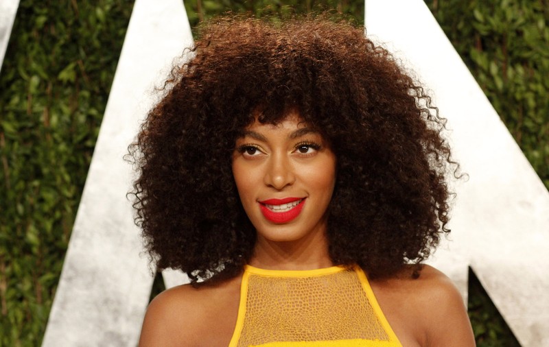 Solange Knowles, îmbrăcată doar cu ... vopsea aurie, în cel mai recent videoclip