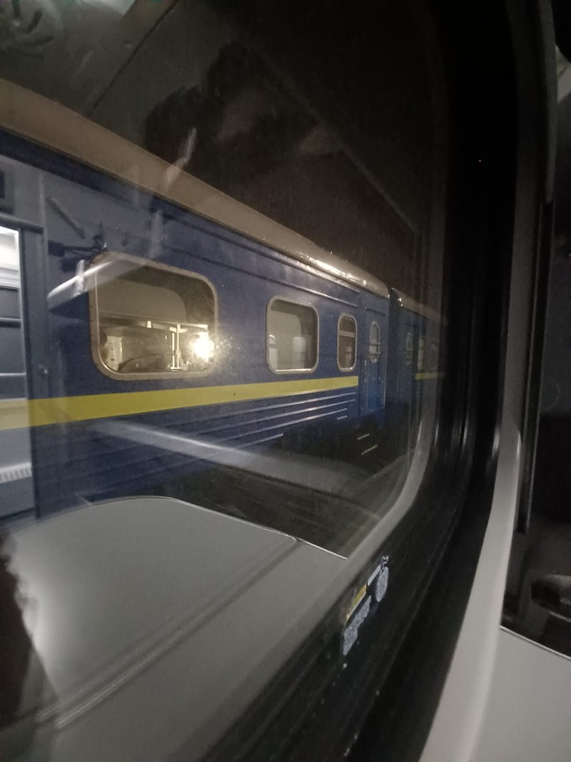Trenul care trebuia să plece cu zeci de oameni la Kiev este blocat de vineri în gara orașului Mariupol - foto Mircea Barbu