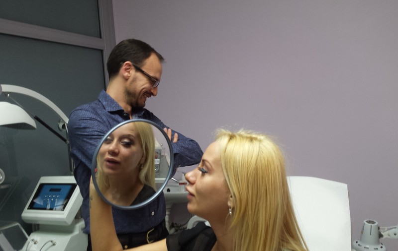Simona Traşcă a scăpat de gipsul de pe nas şi a mers DIRECT PE PLATOURILE DE FILMARE | FOTO