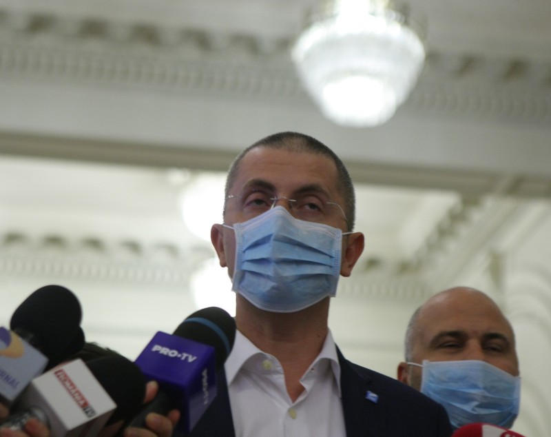 FOTO. Parlamentarii USR, cu măști pe față, în plen: ”Solidaritate cu zecile de mii de români gazaţi şi bătuţi în 10 august de către PSD, la ordinul lui Dragnea”