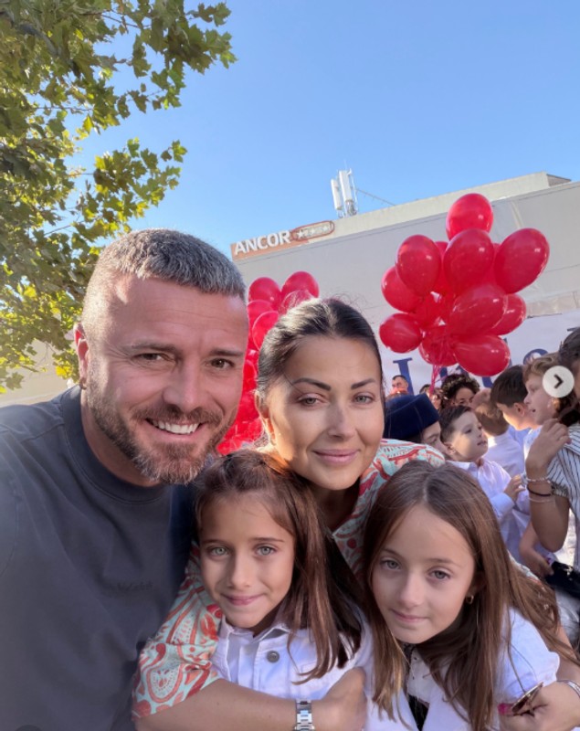 Imagini cu fetițele Gabrielei Cristea în prima zi de școală. Emoții mari pentru vedetă și soțul ei, Tavi Clonda. „M-am surprins cu inima strânsă”