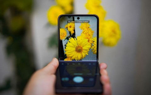 Apple ar putea livra peste șase milioane de iPhone Duo în 2026, estimează Omdia