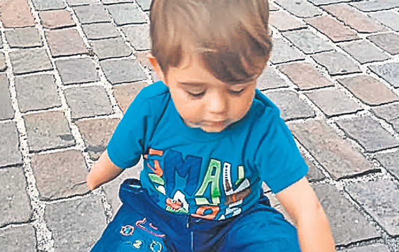Luca poate sta în picioare! Micuţul născut fără membrele inferioare şi fără mâna dreaptă a beneficiat de primele lui proteze