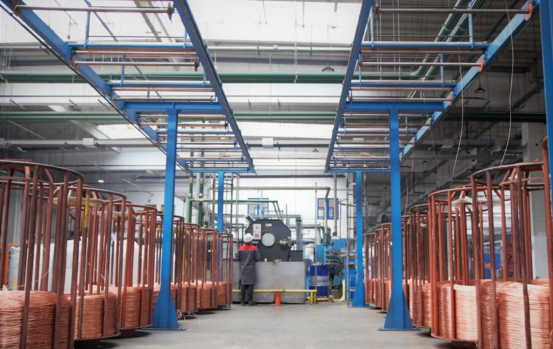 Romcab angajează cu salarii nete care încep de la 8.000 de lei: compania caută ingineri pentru fabrica din Târgu Mureş