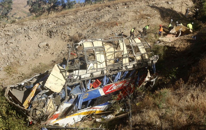 Cel puțin 32 de persoane au murit, după ce autocarul în care se aflau a căzut într-o prăpastie, în Peru