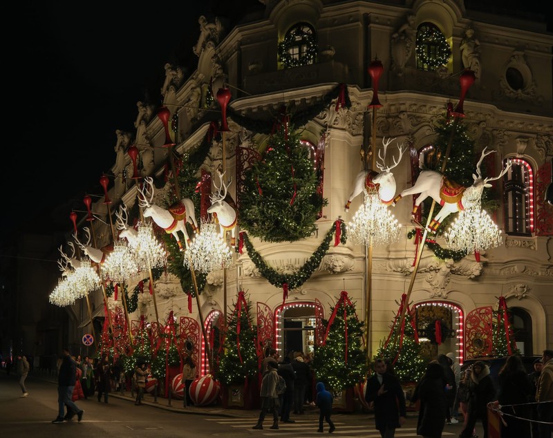 Cel mai frumos decorate clădiri din București înainte de Crăciun. Capitala a adoptat modelul european pentru acest sezon de iarnă