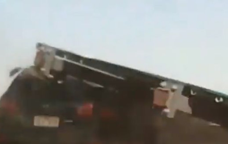 VIDEO | Moment șocant pe autostradă. Un panou s-a desprins și a lovit o mașină