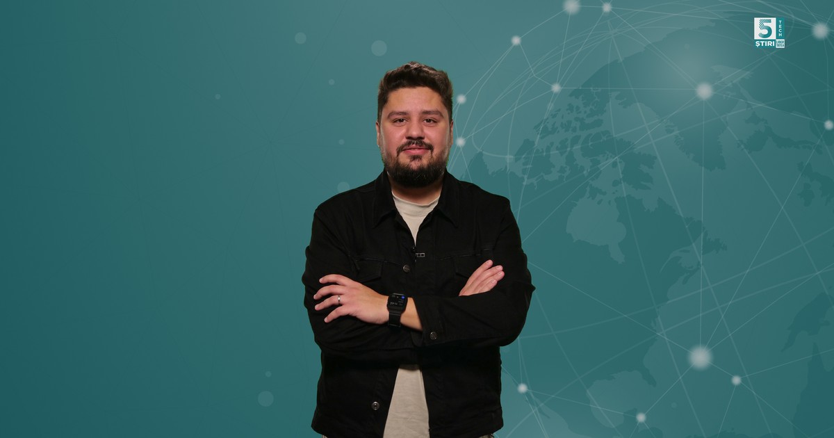 Claudiu Râpan, gazda rubricii 5 știri by Libertatea - Tech, cu un tricou bej și o cămașă neagră, cu mâinile încrucișate la piept, pe un fundal verde.