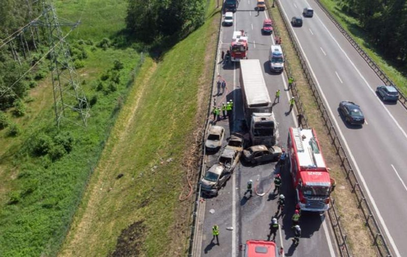 Accident grav în Polonia. Şase morţi și 11 răniţi, după ce un camion a intrat în plin într-o coloană de maşini