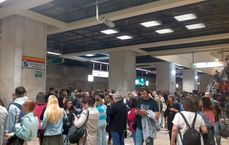 Aglomerație la metrou, pe magistrala M2, din cauza unei defecțiuni. Cum se circulă acum