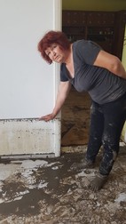 Luiza Berbecaru, 64 de ani, arată nivelul până la care a ajuns apa