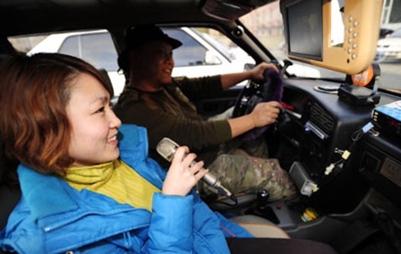 Aţi urca în taxiul-karaoke?