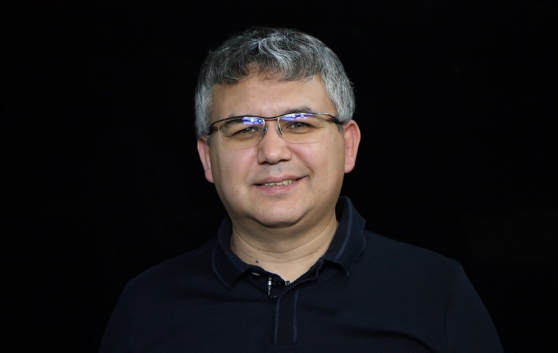 Fost redactor al discursurilor lui Vladimir Putin, dat în urmărire de Rusia. „Presupun că e vorba de discreditarea armatei”