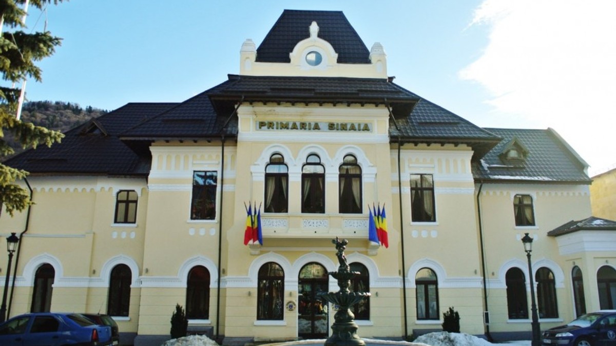 Criza COVID doar pentru muritori. Spitalul Sinaia face chetă publică pentru măşti, în vreme ce Primăria cheltuie 36.000 de euro pe o scară metalică