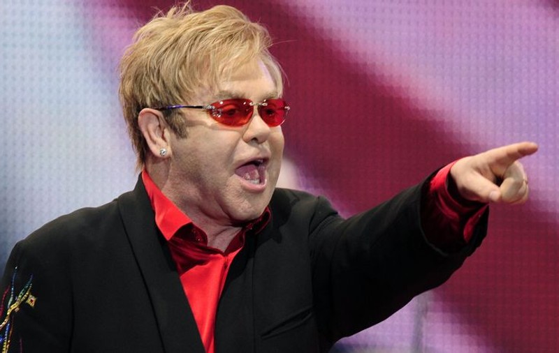Scena lui Elton John a rănit trei oameni