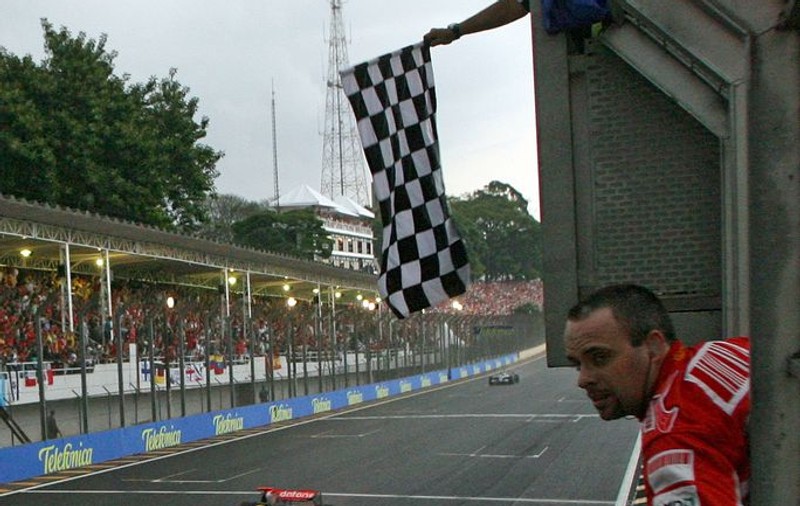 Trofeul Marelui Premiu al Braziliei la F1, fabricat din gunoaiele aruncate de spectatori