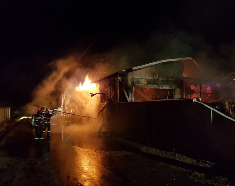 FOTO & VIDEO | Incendiu la un service auto în comuna Puchenii Mari, pe DN 1. UPDATE