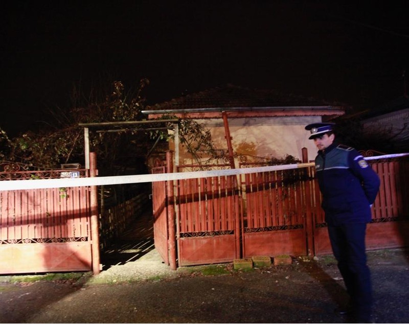 FOTO/Un tânăr și-a înjunghiat mortal unchiul, fost cadru militar. Vecinii spun că se droga şi avea un anturaj dubios