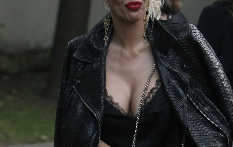 FOTO EXCLUSIV/Raluca Bădulescu, trădată de silicoane! Blonda s-a făcut remarcată la o petrecere