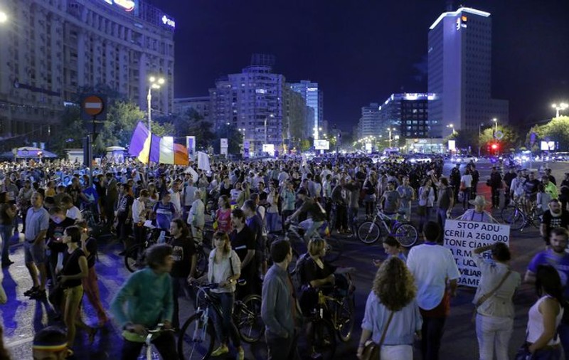 Peste 7000 de oameni au blocat Piaţa Universităţii protestând pentru proiectul minier Roşia Montana | VIDEO