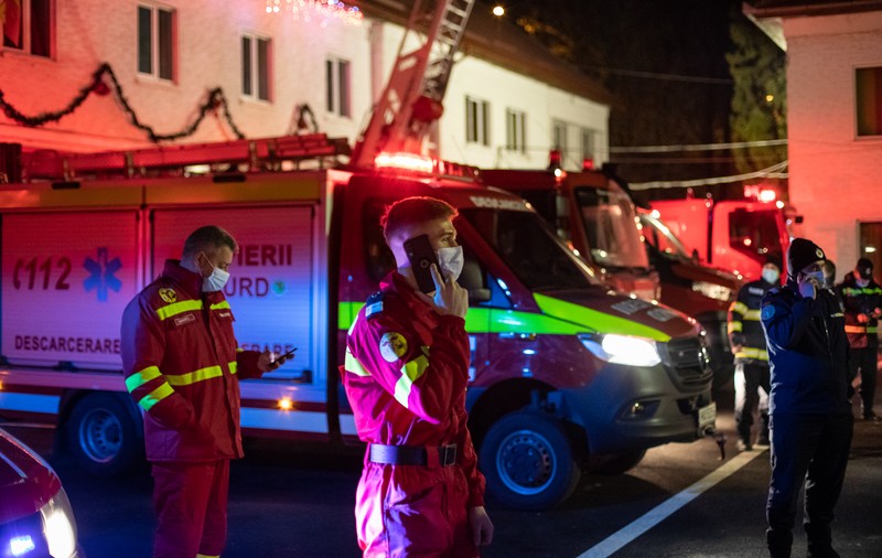Incendiu violent la o locuință din București, soldat cu un mort. Patru persoane, printre care doi copii, internați