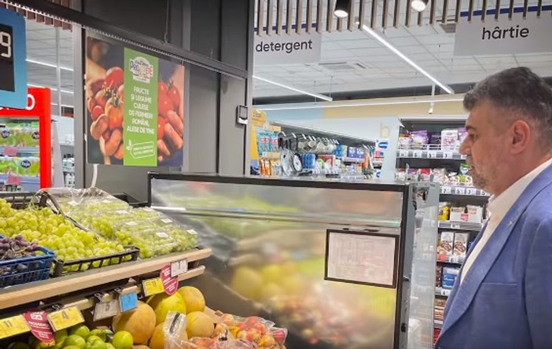 Premierul Ciolacu a mers în magazin să vadă „cu ochii lui” ce produse s-au ieftinit. „Cele mai mari scăderi sunt la cartofii noi”