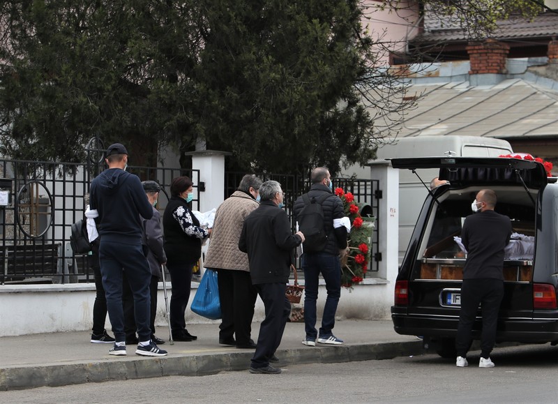 Înmormântare cu doar opt oameni, în sectorul 5 din Capitală. Foto: Dumitru Angelescu