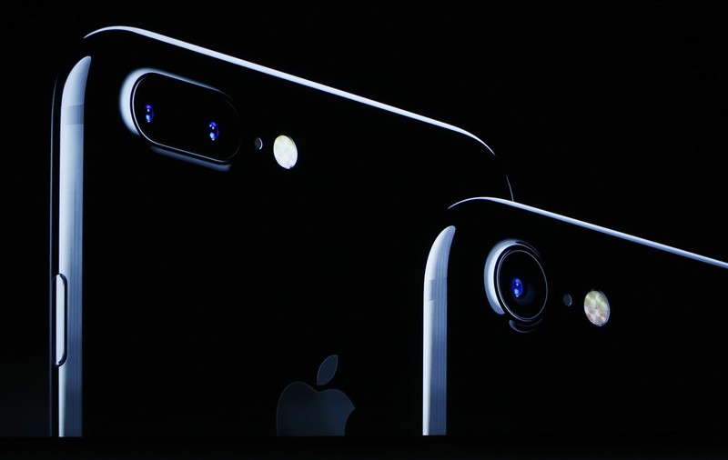 Trump spune că șeful Apple i-a promis construirea a trei fabrici în SUA