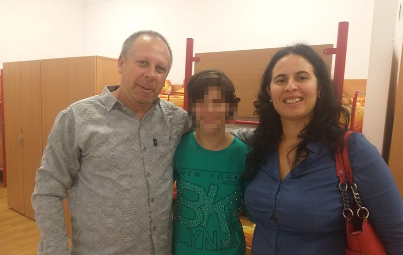 O tânără dintr-un centru de plasament nu a fost lăsată de Crăciun la nașii ei, pentru că „nu există documente care să arate relația de atașament”. Fata le scrie zilnic „Vă iubesc”
