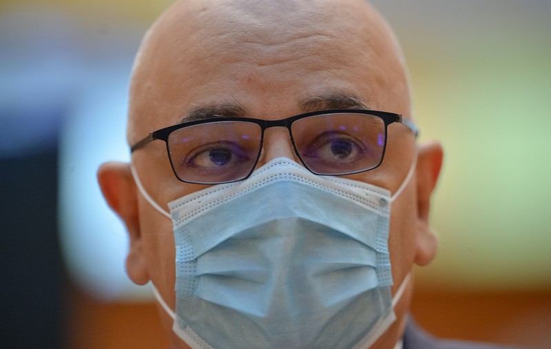 Raed Arafat a comparat o persoană care refuză să poarte masca la vot cu una care intră în secție cu “arma la vedere”