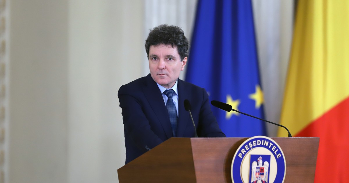 Nicușor Dan la pupitru prezidențial pe care scrie ”președintele României!. Foto: Dumitru Angelescu