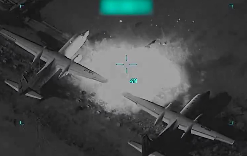 Avioanele iraniene sunt lovite direct în hangare și pe pistă de bombele lansate de armata americană