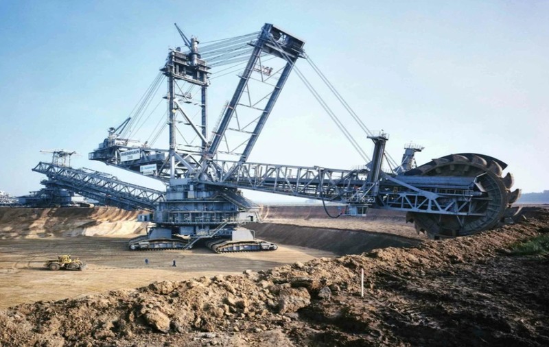 Cum funcționează cea mai grea mașinărie construită vreodată, lungă cât două terenuri de fotbal: Bagger 293, cel mai mare excavator din istorie