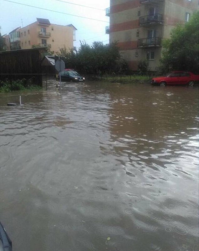 UPDATE: Ambulanța Prahova, inundată în urma ploilor torențiale. Inundațiile au făcut prăpăd în mai multe județe din țară